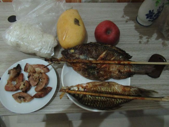 早速市場で買ってきたカオニャオ、パーヤーン、もつ焼き、果物で豪勢な？夕食。