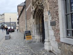 大聖堂を出て曲がったところに、宝物館の入り口があります。
入場料５ユーロ。