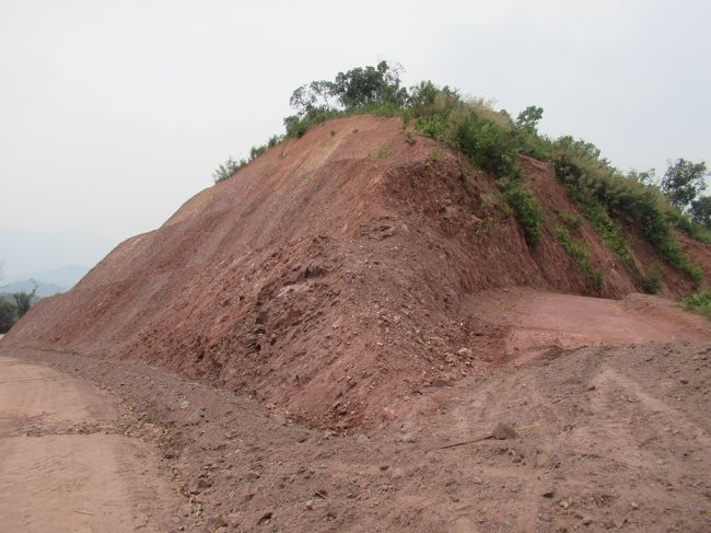 山を切り崩しながら工事が進んでいる。