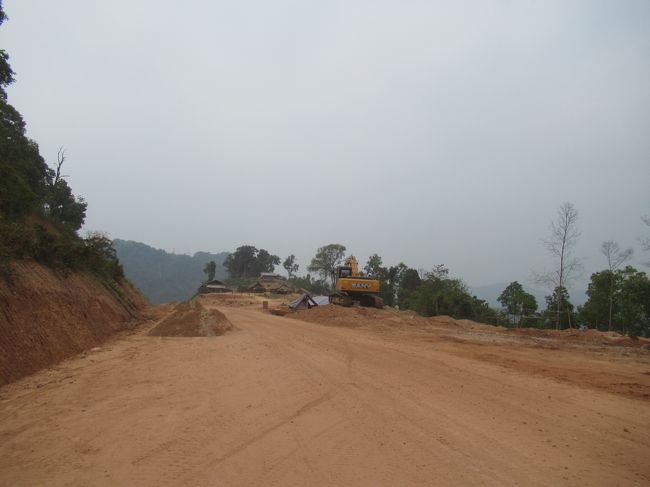 未だ工事中なので、山岳近道コースと、サイニャブリー周り、どちらが速いか聞かれれば。<br />少し山岳近道コースに分がある。