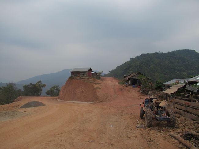 山を切り崩し、工事は進んでいる。