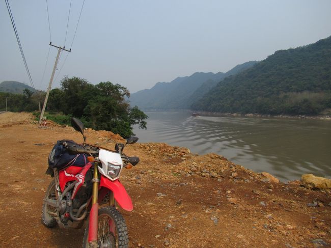 GPSでルアンプラバンの対岸まで来たが、フェリーが何処にもない。<br />行き過ぎたかなと思い数キロ戻るも見当たらない。<br />あっちこっち探して時間をロス。<br />フェリーの標識を見逃したらしい。(ラオス語で書かれても分からない）<br />ラオスは英語表記が少なすぎ。