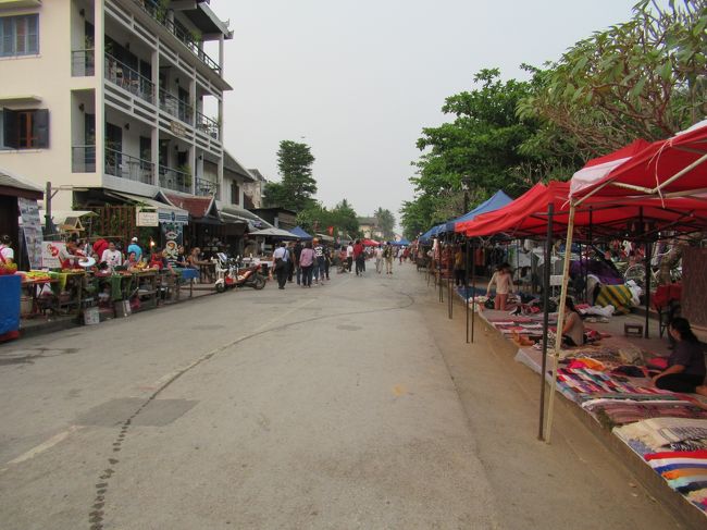 ルアンプラバンの夕方のバザールを散歩