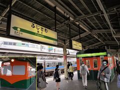 茅ヶ崎駅から７分ほどで藤沢駅に着きました。
お二人には藤沢駅名物の電車型コンビニをご案内しました。

■湘南電車キオスク（現在はNewDays）
3・4番線ホームの辻堂寄りには、「湘南電車キオスク」と呼ばれる国鉄80系電車をあしらった形の売店が設置されている。これは、同じ塗装で親しまれた113系電車がJR東日本の東海道本線から2006年3月に撤退したことを記念して設置されたものである。［ウィキペデイアより］