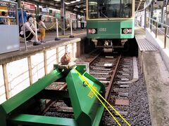 和田塚駅から２分ほどで鎌倉駅に着きました。

車止め（ドイツ・ラヴィー社製）の上には親子カエルが置いてあります。年に数回、カエルがサンタや節分の鬼などに変身することがあります。（今回はノーマルでした）

この親子カエルには、利用者の無事と安全を祈り、『無事カエル』の意味が込められています。