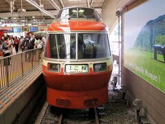 ・箱根湯本駅

箱根登山鉄道から小田急ロマンスカーへ乗換えます。
私たちが乗るのは、来年の春（2018年）に引退を予定している7000形LSE車です。

■7000形LSE車
1980年（昭和55）から1984年（昭和59）に４編成44両が製造されました。
LSEとは"Luxury Super Express"の略で「贅沢な特急」という意味だそうです。