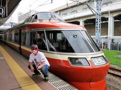 小田原駅に着きました。
暫く停車するのでステファニーさんに撮っていただきました。
悪いクセで、どうしてもヤンキー座りをしてしまう私です。