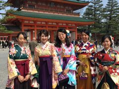 折しも、平安神宮近くは丁度卒業式を終えた京大生たちで溢れ返っていてとても華やかでした。ご卒業おめでとうございまーす！