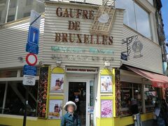 12:30グランプラス付近に戻り、Gaufre de Bruxellesで性懲りも無くワッフルを頂きます。