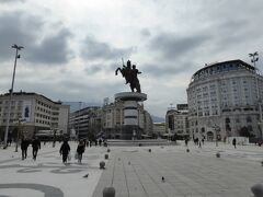 街一番の中心、マケドニア広場にアレクサンダー大王の銅像がデカデカと鎮座しています。マケドニアの国名でギリシアと係争中ですが、アレクサンダーが地元の英雄であることには間違いないようです。