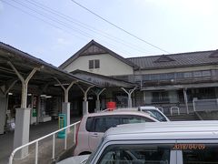 終点の一駅前（梅津寺）まで複線、さらにほぼ１駅間高架線もあり高浜線はなかなか近代的な路線になっている様です（伊予鉄道では最も古い路線）。
梅津寺にはかつて遊園地もあったそうで、そんな名残を感じました。
終点高浜駅は松山観光港への中継駅で電車の発着に合わせて、連絡バスが出ている様でした。
駅舎は趣があります。
