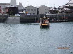 数分歩くと入江があり、三津の渡し乗り場へ行くと、
私たちを見かけた渡し船が