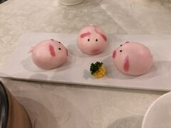 さて。香港でとりあえずやり残したことと言えば、可愛い飲茶を食べること！
というわけで、最近流行りらしいキャラ飲茶を食べます。

この豚さん、餡饅なんです。美味しい。