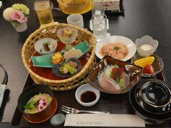 　ホテル内の日本料理『たけはし』
   日曜日は和食レストランしか営業しておらず
　少し残念に感じていましたが
　期待以上のクオリティでした
　母は『桜小町御膳』