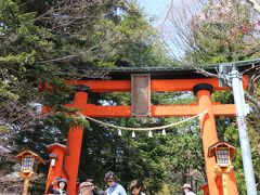 まずは新倉富士浅間神社へ参拝。
忠霊塔はこの神社から急坂を登ったところにあるので・・・