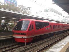 １２：１１熱海駅に到着。
向かいのホームには伊豆急行線の列車が停車していました。