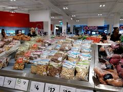 パシフィックフェア内のcolesで夕飯のお買い物。

どこの国もスーパー見るのは楽しい！