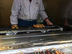 鳥庄さんで焼きたての焼き鳥を買います。目の前でたれをつけて焼いてくれます。