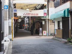 お～古い商店街って感じのロゴじゃないですか！
こういうの好き！

お店が開いていたら、モーニングでも食べたいなって思ったけど、
残念ながらどこも開いてませんでした。
朝早いのに外国人遭遇率高し。
このあたりに町家をゲストハウスにしたところがあるようです。