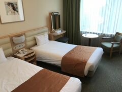 遅めの昼食後、歩いて今回の宿泊ホテルの
札幌プリンスホテルへ。

部屋は普通のビジネスホテルでしたが、
大浴場（温泉）が凄い良かったです！