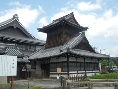 市バス75系統で西本願寺へ移動．
6度目の拝観となる．御影堂，阿弥陀堂が国宝になってからは2回目だ．
正式名は龍谷山本願寺．本尊阿弥陀如来の浄土真宗本願寺派の本山．
所在地京都市下京区門前町．
まずは境内北東端に建つ鼓楼．堀川通に面する．
1789年建造，木造二重，入母屋造，本瓦葺，国重要文化財．