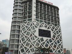 韓国・ソウル 東大門エリア『LOTTE FITIN』

『ロッテ・フィットイン』東大門店の外観の写真。

ロッテプロデュースの東大門ショッピングモール

ショッピングの街・東大門(トンデムン)。
2013年５月にオープンした「LOTTE FITIN(ロッテ・フィットイン)」は、
韓国の大手流通企業ロッテグループが運営するファッションビルです。
地下鉄２・４・５号線東大門歴史文化公園駅の地下から直結しており、
韓国のファストファッションブランドから海外高級ブランドまで
幅広いジャンルの店舗が入店。コスメ専門フロアやレストラン・
カフェフロアまで備わっていて、ショッピングとグルメが１ヶ所で
楽しめるスポットとして東大門でも人気のファッションビルです。

＜アクセス＞
地下鉄2号線「東大門歴史文化公園」駅 11・12番出口連結

＜営業時間＞
11：00～24：00
※7～8Fフードフロアは23時まで営業など、店舗・フロアにより異なる 

＜休業日＞
旧正月・秋夕(チュソク)の当日 
※店舗により異なる  

https://www.konest.com/contents/shop_mise_detail.html?id=5941