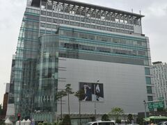韓国・ソウル 東大門エリア『apM PLACE』

『エーピーエム・プレイス』の外観の写真。

9番出口を出ると入り口がありますが、この時間帯はクローズでした。
今回も行けず・・・残念(-.-)

2016年３月レディースファッション専門卸売りショッピングビル
「apM PLACE」がオープンしました。 東大門には「ハローapM」など
小売も可能なファッションビルが多数ありますが、「apM PLACE」は
１着ずつの小売はほとんど行なわない卸売りメインのファッションビル
のため、バイヤーが多く出入りします。 
地下２階から12階までの14フロア構成。地下鉄２・４・５号線
東大門歴史文化公園(トンデムンヨッサムナコンウォン)駅のすぐ前に
位置しています。

＜アクセス＞
地下鉄4号線「東大門歴史文化公園」駅 10番出口 徒歩1分

＜営業時間＞
14：00～翌5：00 

＜休業日＞
土曜5：00～日曜19：00  

コネストさん↓

https://www.konest.com/contents/shop_mise_detail.html?id=10128