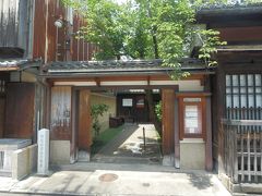 京都鉄道博物館から北へ700mほどの角屋へ．
島原花街の揚屋(料亭)だった場所．
現在は角屋もてなしの文化美術館として一般公開している(夏季冬季を除く)．
開館時間10時～16時，入館料\1,000．
二階部分の特別公開も予約制で行っている(別途京の夏の旅等の特別公開での公開もある模様)．