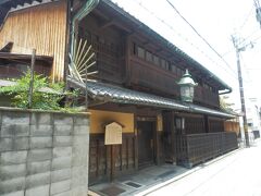 島原界隈をしばし散策．
こちらは置屋だった輪違屋，1857年建造で京都市指定文化財．
現在もお茶屋として営業しており非公開．
2014年の今日の夏の旅で公開されたようだ．