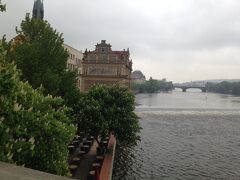 今日はお天気悪いね。
雨が降らない様に祈ります。朝9時ペンションの朝食を食べてからプラハの王宮を目指し歩きます。王宮の観光は混み合う様なので早めに観光します。
