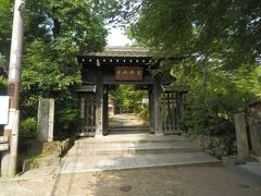 JR嵯峨嵐山駅までの道中，常寂光寺の門前．
こちらも紅葉の名所，国重文の塔婆(多宝塔)がある．
こちらの拝観も2011年1月と2012年11月．
