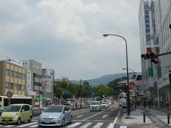 地下ホームの近鉄奈良駅より地上に出る．<br />東側に若草山が見える．