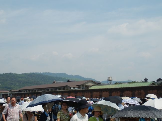 旧奈良監獄に着いたのは近鉄奈良到着後1時間以上経っていた．<br />さらにすぐには入れず，ここでも長蛇の列．<br />普段は行列嫌いで並ぶことなどないが，この日はしょうがなく炎天下の下，列の最後尾に付くことに．