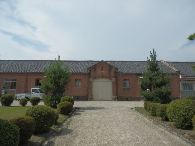 旧奈良監獄南倉庫．<br />中央看守所及び事務所向かって右側に建つ．<br />1908(M41)年建造，煉瓦造，桟瓦葺，国重要文化財．