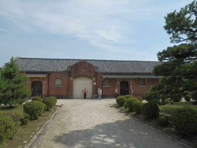 旧奈良監獄北倉庫．<br />中央看守所及び事務所向かって左側に建つ．<br />1908(M41)年建造，煉瓦造一部木造，桟瓦葺，国重要文化財．