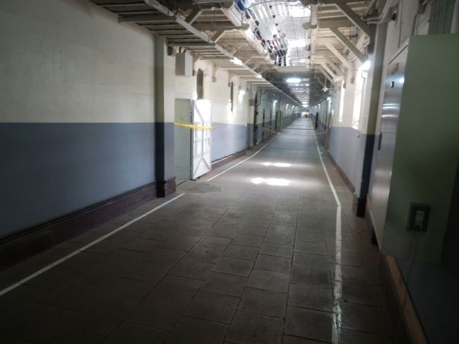 中へ入ると5棟の舎房が放射状に建つ．<br />写真は右手の第一寮．<br />奥へは進めず，中央看守所より望むだけ．<br />旧奈良監獄第一分房監(第一寮)．<br />1908(M41)年建造，煉瓦造2階建，南面渡廊下附属，桟瓦葺，国重要文化財．<br />