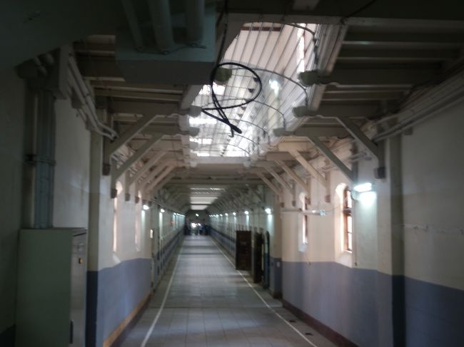 旧奈良監獄第二分房監(第二寮)．<br />ここも奥には進めず．<br />1908(M41)年建造，煉瓦造2階建，南東面渡廊下附属，桟瓦葺，北西面検身場(木造，鉄板葺)附属，国重要文化財．<br />天井の中央は鉄柵が設置され，1,2階の見通しが効くようになっていた．