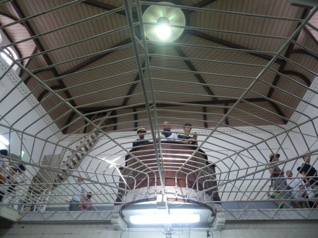 旧奈良監獄中央看守室内部の様子．<br />2階中央に看守が監視する場所がある．<br />前述のとおり各舎房の1,２階の見通しが効くため，全てが見渡せるようだ．