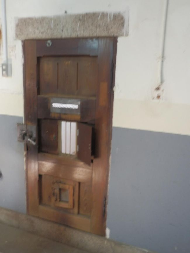 続いて第三分房監(第三寮)．<br />こちらは奥へ進め，独居房等の様子を見ることができた．<br />写真は独居房の扉．