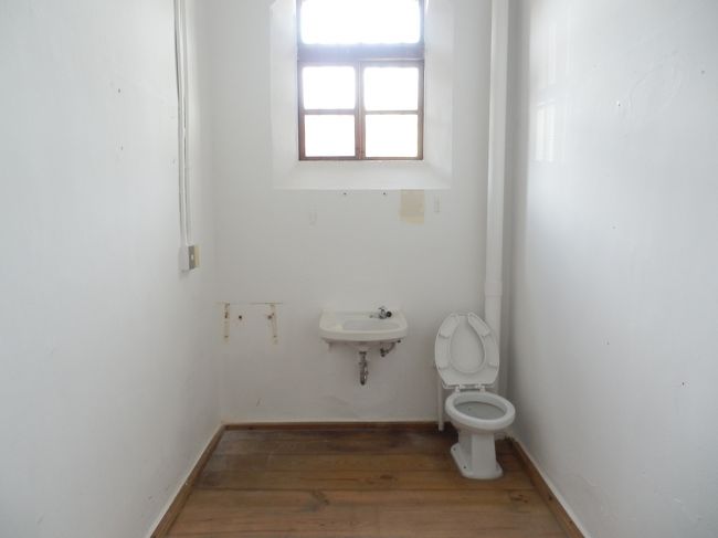 旧奈良監獄独居房の様子．<br />窓はあり日が入る．洗面台と便器が付く．