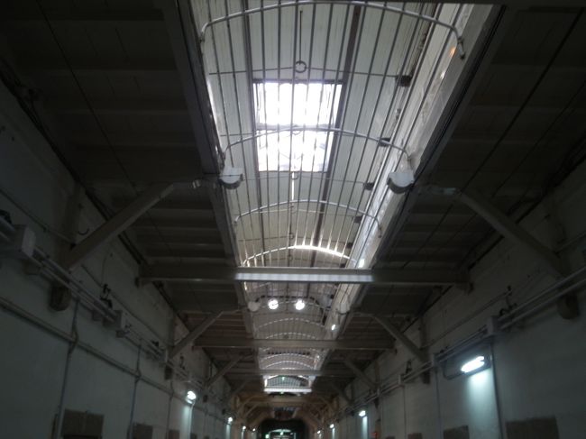 旧奈良監獄第三分房監(第三寮)．<br />1908(M41)年建造，煉瓦造2階建，東面渡廊下附属，桟瓦葺，国重要文化財．<br />鉄柵が付く1階の天井部分．<br />両脇の2階廊下部分も下から見るとかなり心もとない造りな気がした．