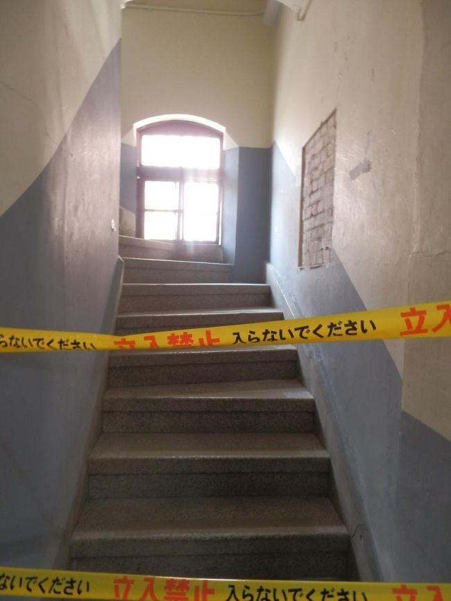 第三寮の渡廊下付近の階段．<br />見学は順路が決まっていて，ここから2階へ行くことはできなかった．