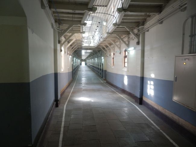 旧奈良監獄夜間寝坊(第四寮)．<br />1908(M41)年建造，煉瓦造2階建，北東面渡廊下附属，桟瓦葺，国重要文化財．<br />奥へは行けず．<br /><br />