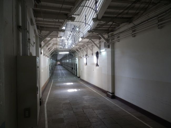 旧奈良監獄雑居監(第五寮)．<br />1908(M41)年建造，煉瓦造2階建，北面渡廊下附属，桟瓦葺，国重要文化財．<br />ここも入れず．<br /><br />