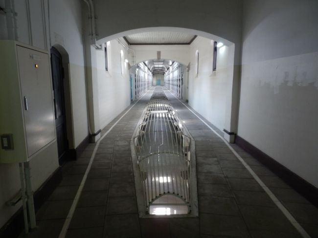 第何寮かは忘れた(第五以外)が，舎房２階廊下の様子．<br />真ん中は鉄柵で下の様子がわかる．