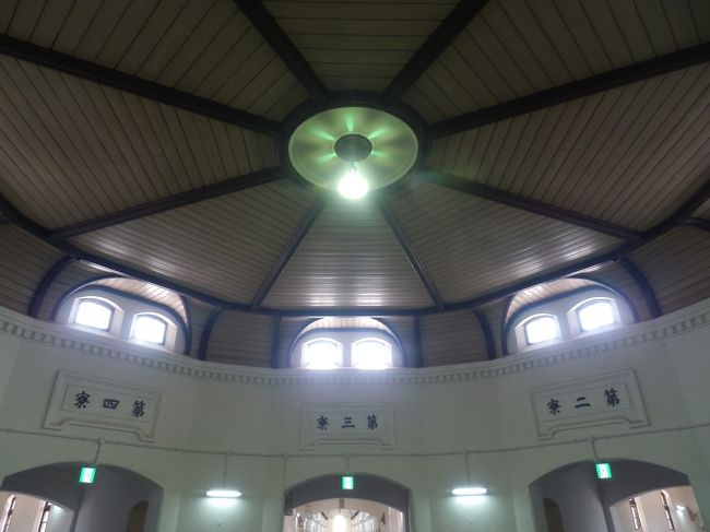 中央看守所の天井ドーム部分．<br />壁上部には明り取りの窓も付いている．