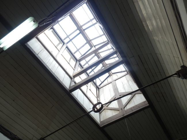 第五寮の天井の明り取り．<br />廊下の両側が雑居房になっているので，これがないと廊下は真っ暗だろう．