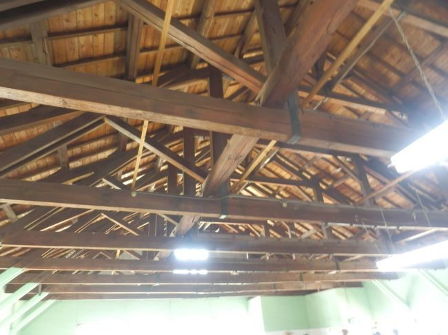 第五寮を抜けると北側に接続する雑居監附属工房に．<br />2階の第2実習場に入る．<br />写真は天井の小屋組みの様子．