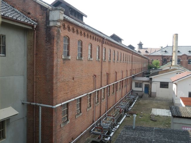 雑居監附属工房の窓より煉瓦造の雑居監(第五寮)．<br />先程見た天井の明り取りも確認できる．