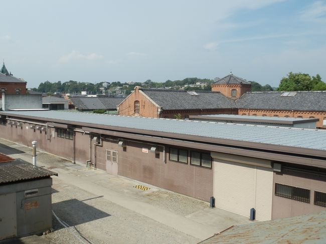 雑居監附属工房の窓より手前炊場と奥煉瓦造の拘置監．<br />炊場は後年の建築のようで文化財ではない．<br />拘置監は1908(M41)年建造，煉瓦造，中央塔屋付，桟瓦葺，国重要文化財．<br />この後第五寮の廊下を戻り見学の予定だ．<br />